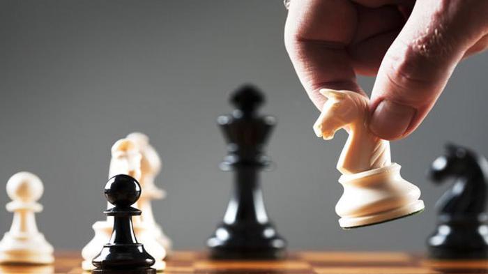 Hukum bermain catur dan dadu dalam permainan ular tangga dan monopoli