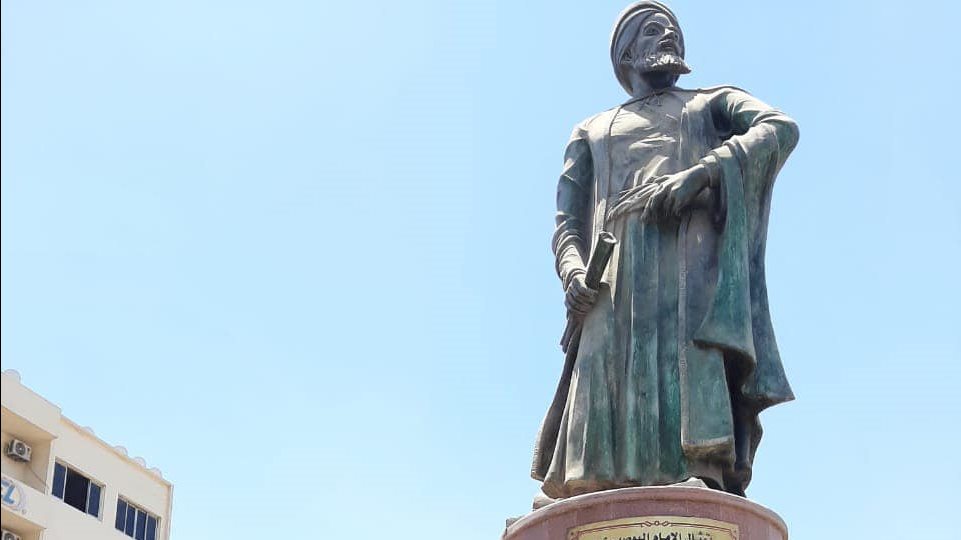 Patung Imam Bushiri di Bani Swef, Mesir.