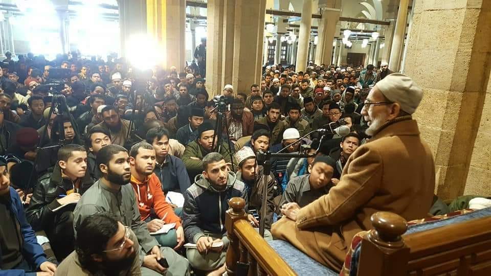 Suasana talaqqi di Masjid Al-Azhar.