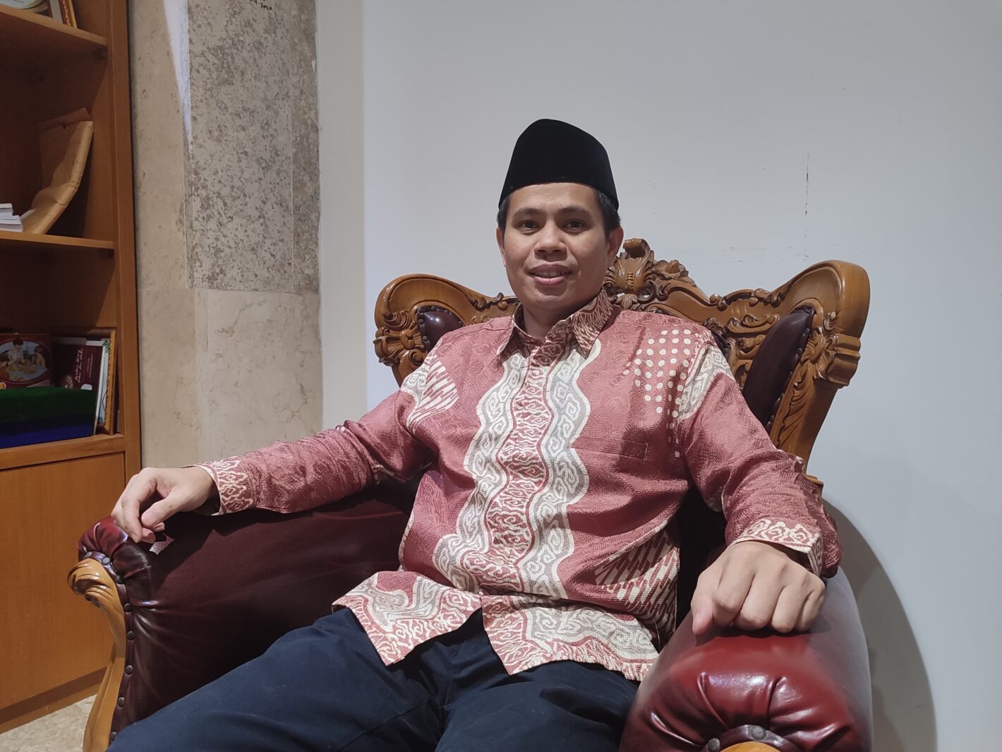 Kepala Bidang Pendidikan dan Pelatihan Masjid Istiqlal, Dr. Mulawarman Hannase, Lc., MA.Hum. saat ditemui Sanad Media di kompleks Masjid Istiqlal (Dokumentasi Istimewa/Sanad Media)