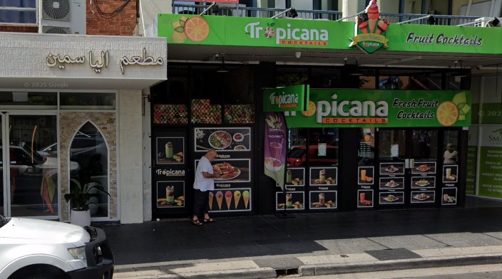 Banyak toko, kafe, restoran dan gerai layanan jasa milik orang Arab di Puchbowl, New South Wales, Australia.