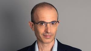 Yuval menilai selama berabad-abad jutaan manusia bertahan dengan apa yang ia sebut sebagai ‘berita palsu’, hal-hal gaib seperti hari kebangkitan dan alam kubur, karena tidak dapat dibuktikan secara ilmiah.