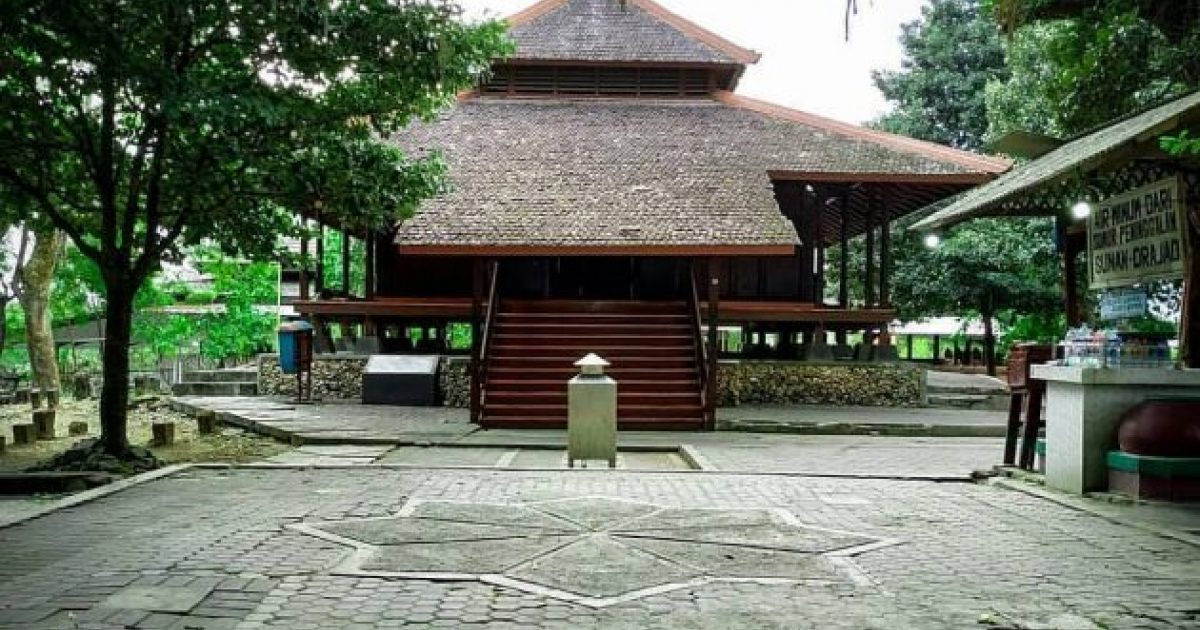 Masjid Tua di area makam Sunan Drajat, Kabupaten Lamongan (Foto mihwan.id)