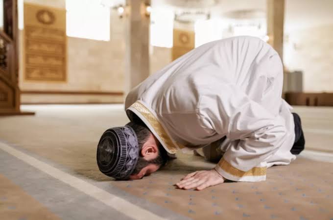 Tahajud bukan hanya ibadah malam biasa. Ia adalah cermin dari iman, ketulusan hati, dan kekhusyukan ruhani.
